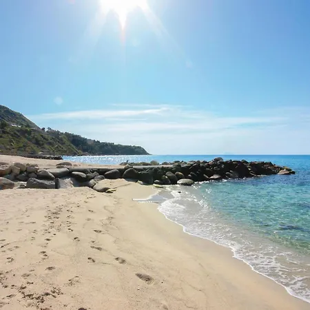 1 Bedroom Amazing In Apartamento Briatico